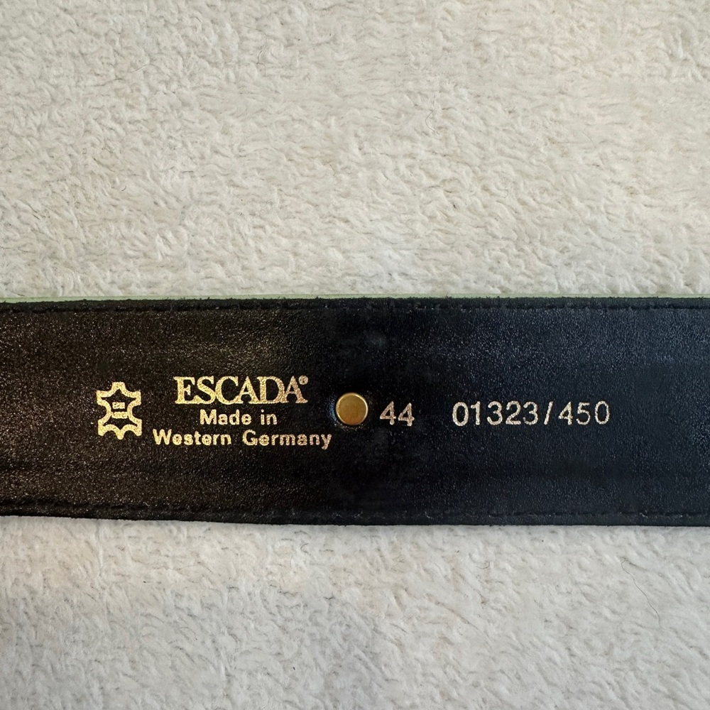 Vintage Escada Mint Green Leather Belt Gold Medallion Buckle, size 44, Rare - Picture 3 of 3